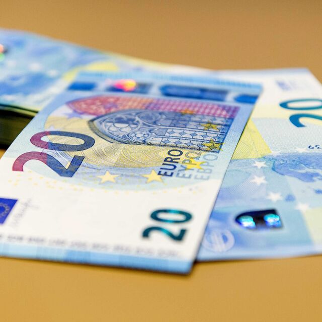 Еврото остава близо до 20-годишен минимум