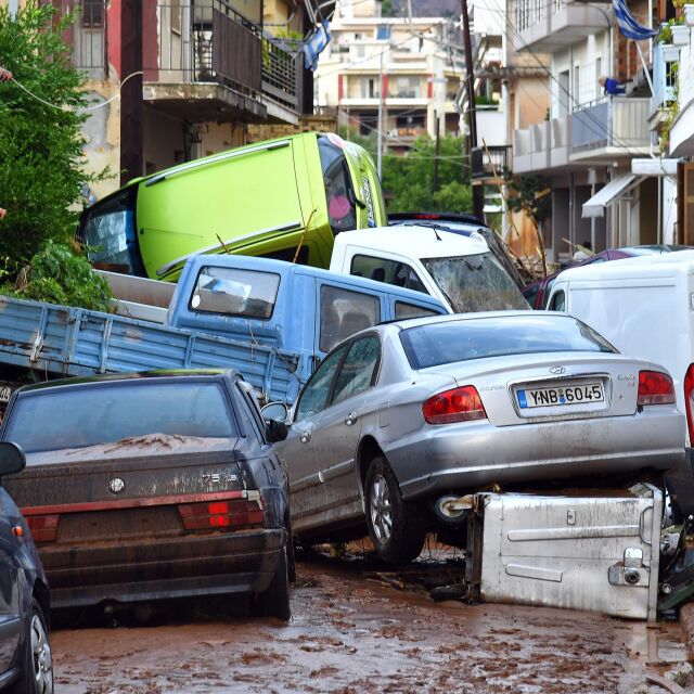 Кал и разруха след потопа в Гърция