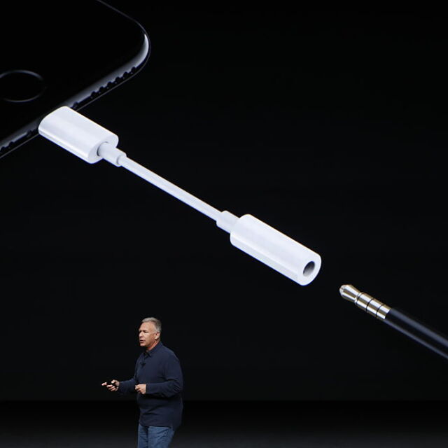 Проблем: Може ли iPhone 7 да се зарежда и в същото време да се слуша музика със слушалки