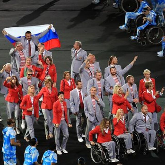 Беларусин развя руския флаг на откриването на параолимпийските игри