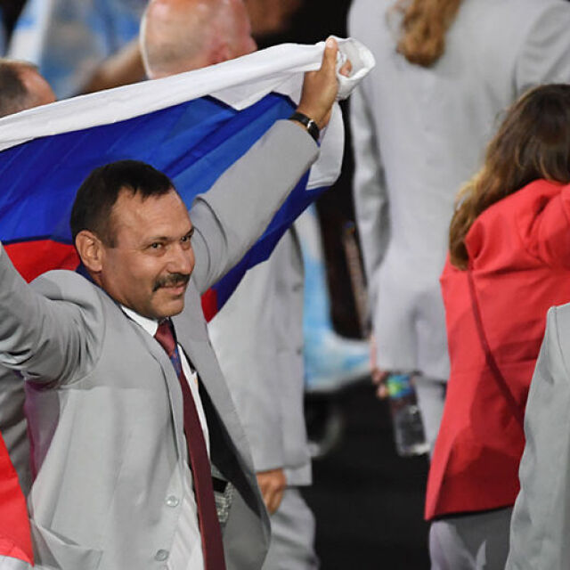 Изгониха от Рио човека с руското знаме