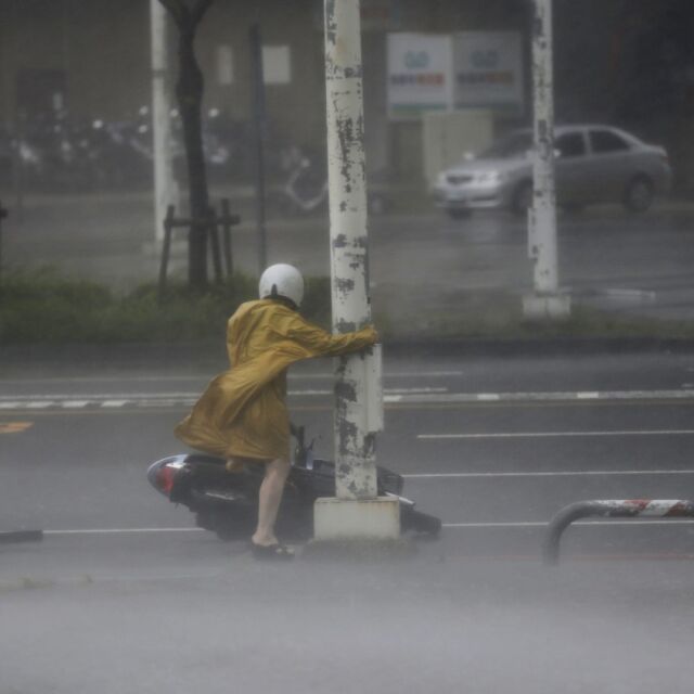 Супертайфунът Меранти връхлетя Тайван