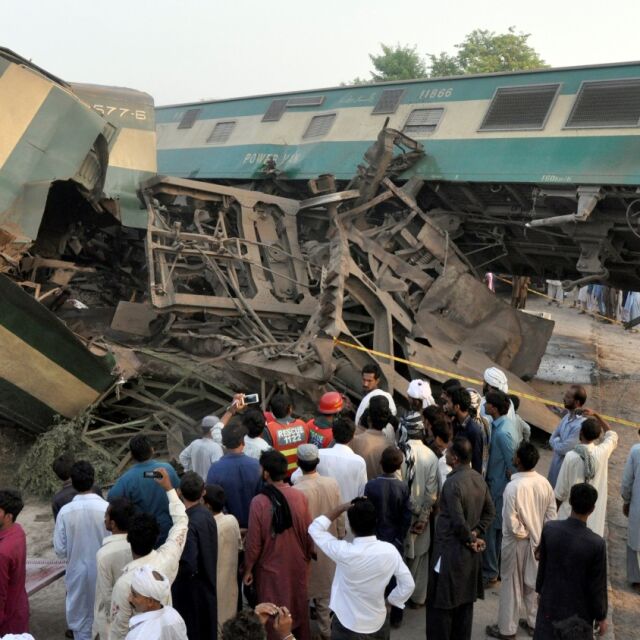 Шестима души са загинали, а над 100 са ранени при сблъсък на влакове в Пакистан