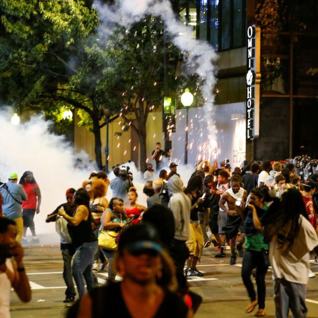 Сблъсъци между протестиращи и полицаи в Северна Каролина