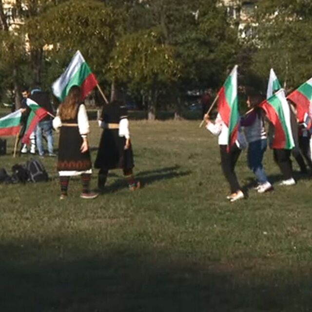 „Дните на българския фолклор в София” започват с раздаването на 13 000 български знамена