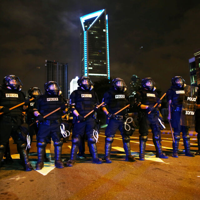 Полицейски час в Шарлът след сблъсъци на протестиращи с властите