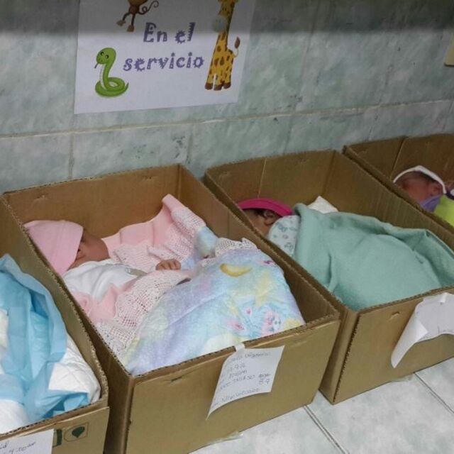 Новото лице на кризата във Венецуела – новородени в кашони