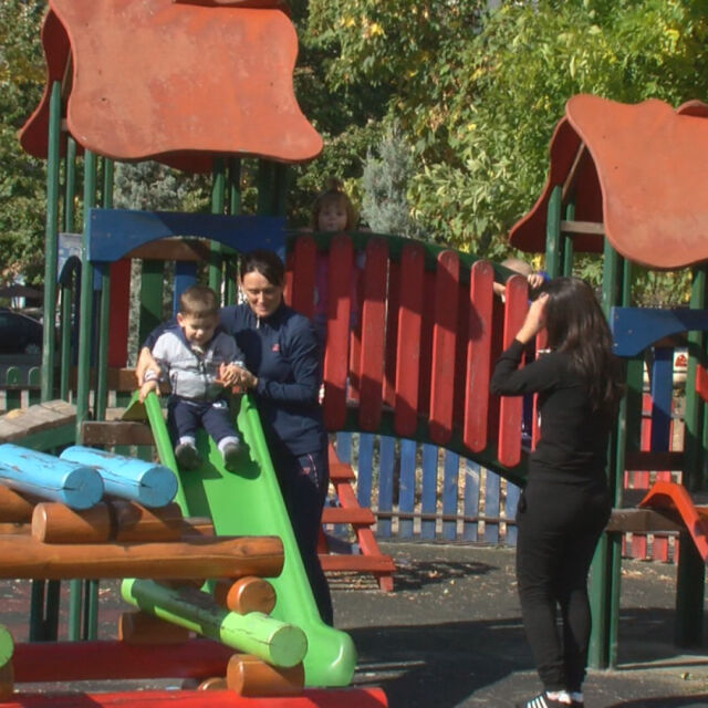 Жители на Благоевград излязоха на протест в защита на детска площадка
