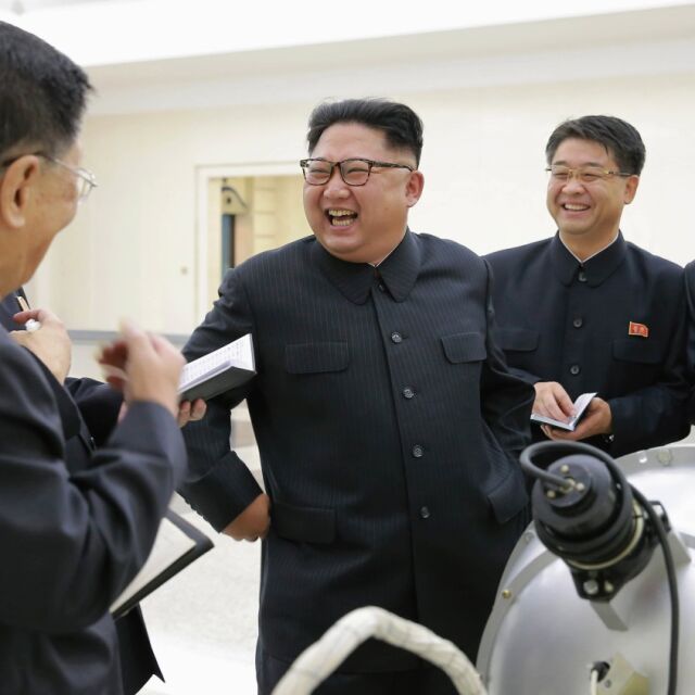 Ким Чен-ун разполага с абсолютна власт и с водородна бомба, за да я упражнява
