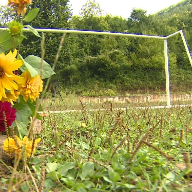 Дете загина нелепо, премазано от футболна врата на селско игрище