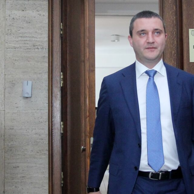 Финансовият министър: Проверяваме данните за Калин Митрев, поискахме обяснения