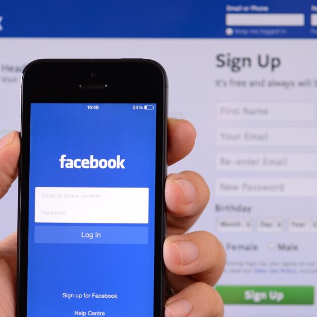 "Фейсбук" остана без някои от функциите си заради бъг 