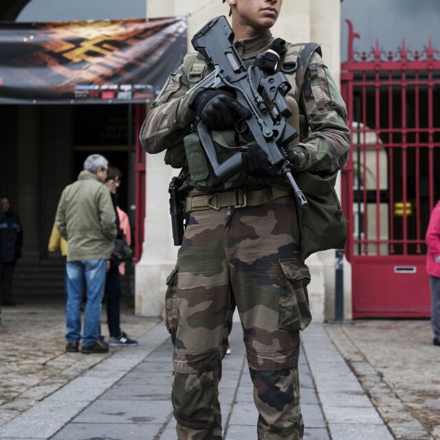 Мъж нападна с нож военен, патрулирал в центъра на Париж 