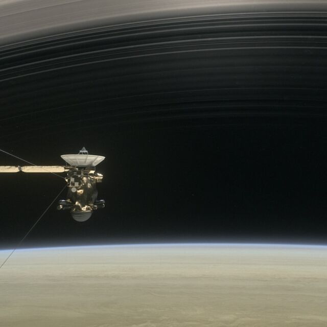 Мисията на „Касини” приключва, апаратът ще изгори над Сатурн