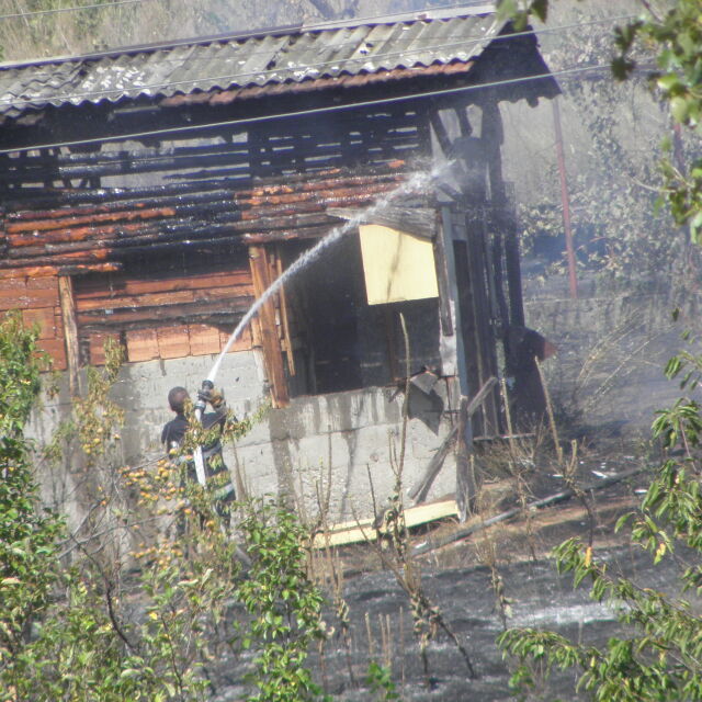 Битката с пожарите: Военни хеликоптери гасят огъня в Казанлък