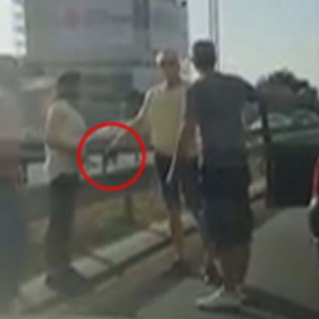 Агресивният шофьор, размахал пистолет в София, твърди, че първо той бил ударен