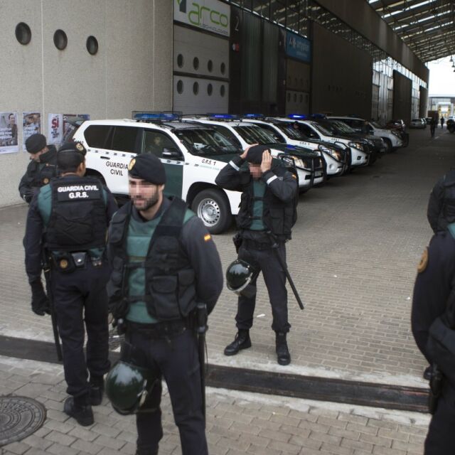 Мадрид изпраща още полицаи в Каталуния да блокират референдума