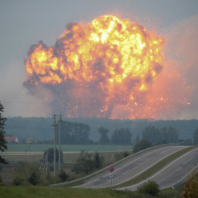 Евакуираха 30 000 души след пожар и взривове в украински складове за боеприпаси 