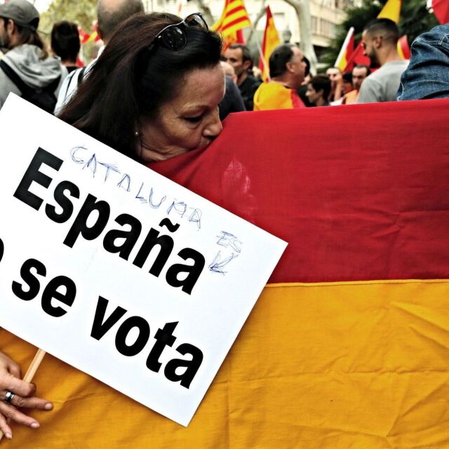 Протест срещу сепаратизма в Каталуния (СНИМКИ И ВИДЕО)