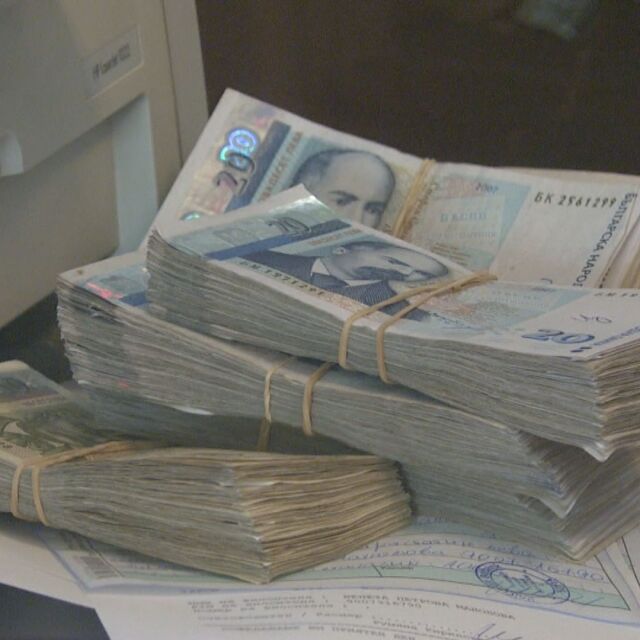 Мъжът, предложил 10 000 евро подкуп на двама полицаи, опитал да подкупи други двама във ВМА