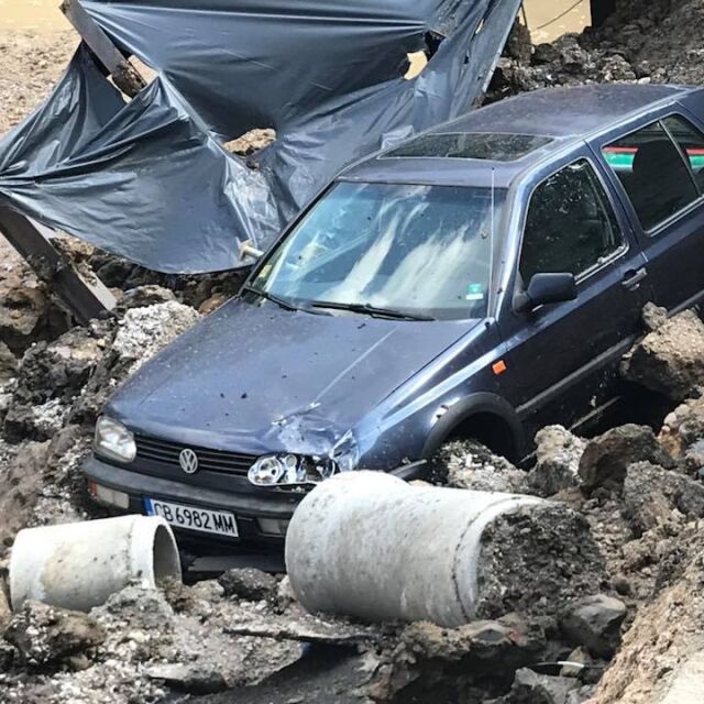 Кола пропадна в изкоп в „Овча купел“ (СНИМКИ)