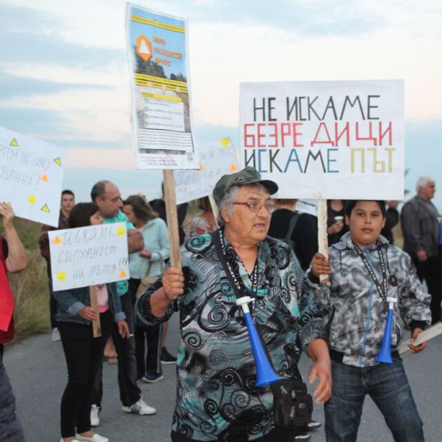 Протест срещу опасен път в старозагорско село 