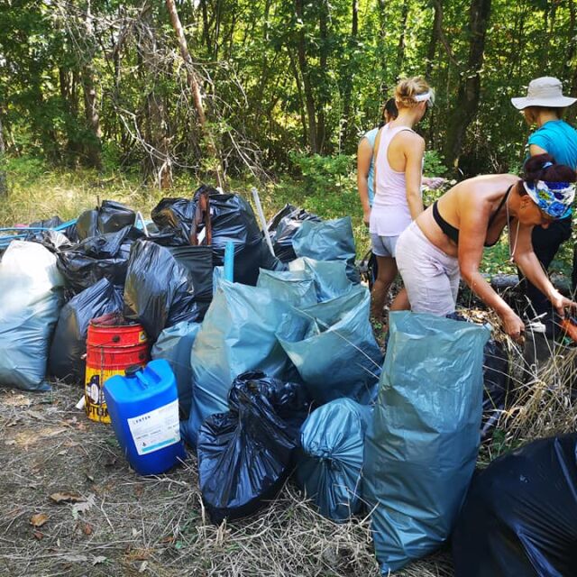 Близо 140 хил. доброволци чистят България