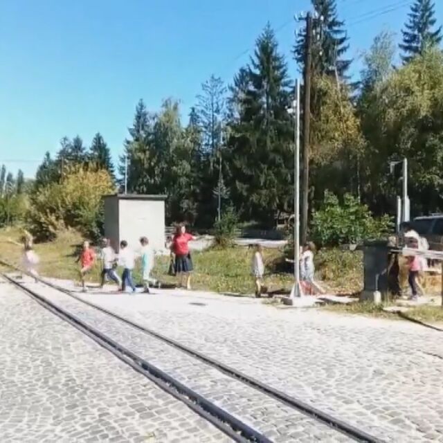 Велинградска учителка превежда деца пред минаващ влак