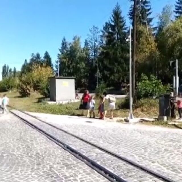 Авторът на клипа с деца, минаващи на жп прелез: Спирачният път на влака е над 200 м 