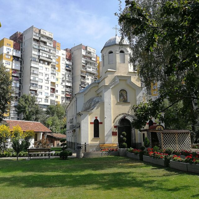Красивият двор на храм Св. св. Кирил и Методий в София (ГАЛЕРИЯ)