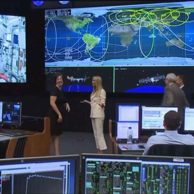  Иванка Тръмп разговаря с астронавти от Международната космическа станция