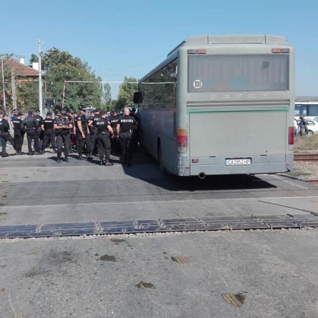 Нов протест: Работници от заводите, свързани с Миню Стайков, блокираха жп линията за София 