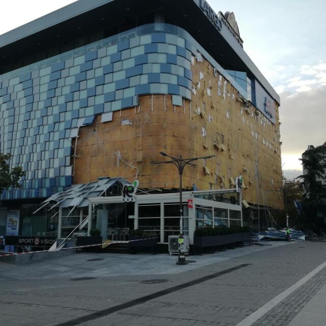 Силен вятър събори фасадата на мола в Благоевград