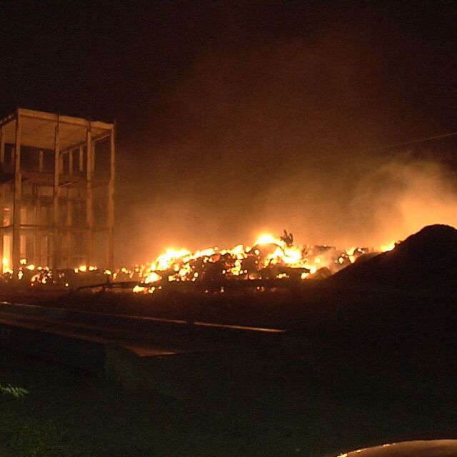 Запалени бали със слама предизвикаха голям пожар в ТЕЦ-Сливен