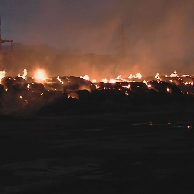 Пожарът в ТЕЦ-Сливен e локализиран, сламата ще гори още седмица