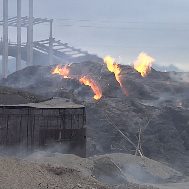 Версия за пожара в ТЕЦ-Сливен: Складиране на запалими въглища до бали със слама