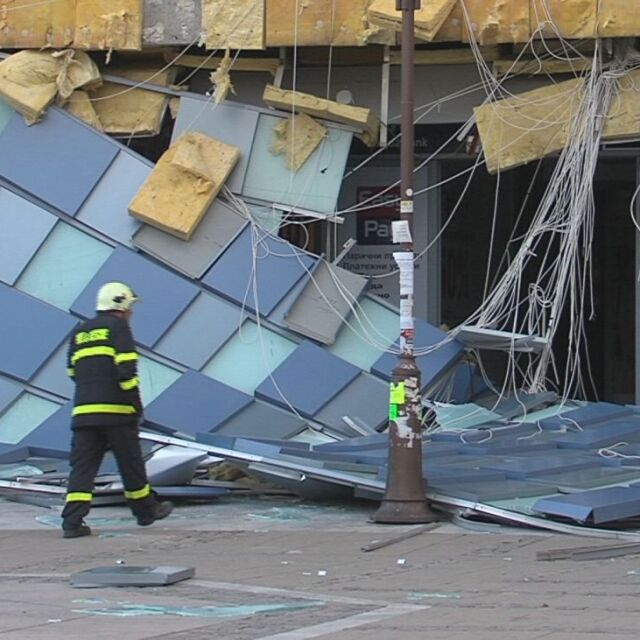 Разследват как е паднала фасадата на мола в Благоевград