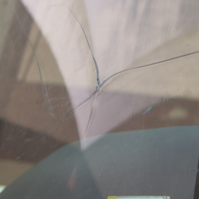 Превозвач за втори път за месец транспортира пътници със счупено стъкло