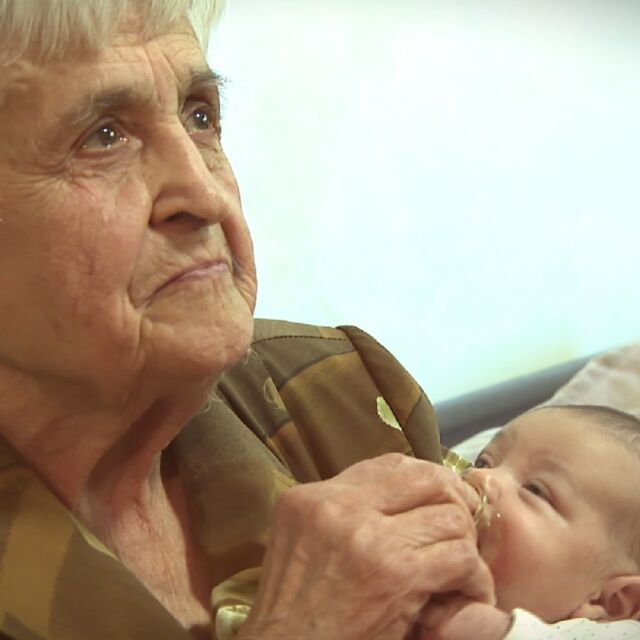 Вярваме в доброто: 85-годишна пенсионирана акушерка продължава да помага на младите майки