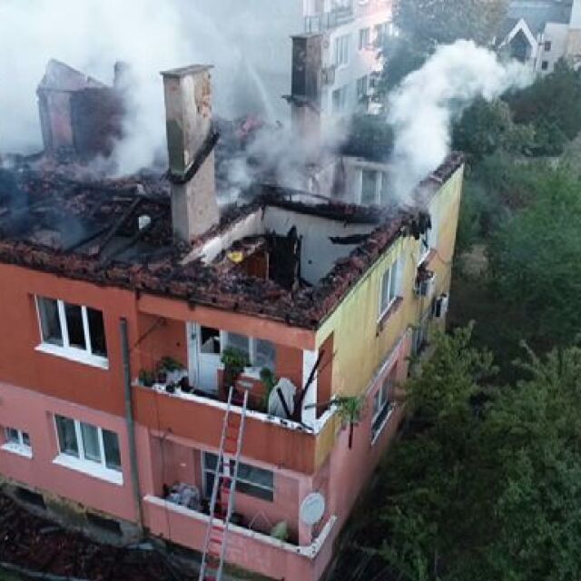 Пожар унищожи жилищен блок в Божурище, подозират умишлен палеж