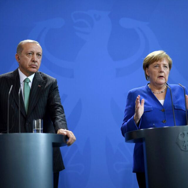 Мигрантската криза: Ердоган поискал „справедливо споделяне на бремето“ от Меркел