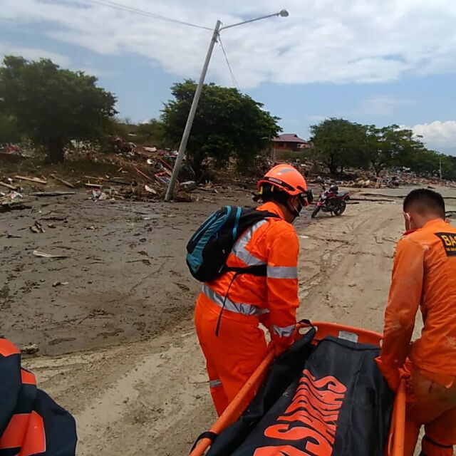 Най-малко 380 жертви и повече от 540 ранени след трус и цунами в Индонезия (ОБНОВЕНА)