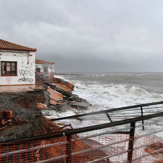 Южна Гърция е в капана на лошото време втори ден (СНИМКИ)