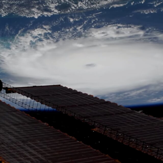 Най-мощният ураган от десетки години вилнее над Бахамите с 300 км/ч