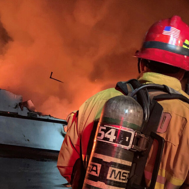 Четири жертви и десетки в неизвестност след пожар на туристическа яхта край Калифорния