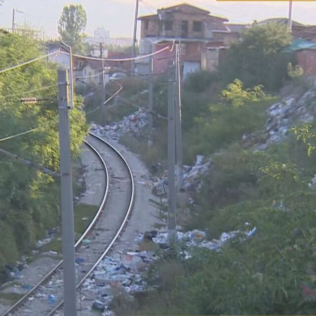 Гледка от влака: Линията Перник – София прилича на сметище 