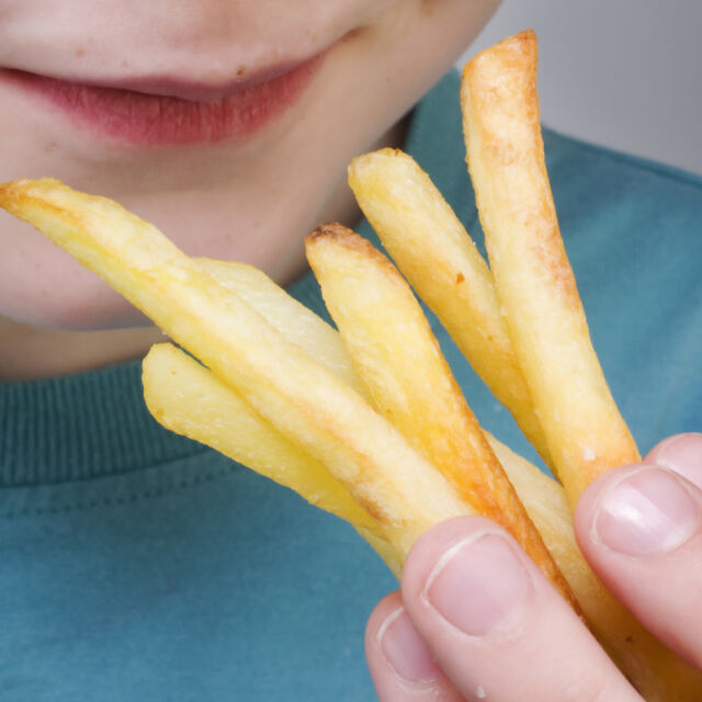 Английски тийнейджър ослепял, защото се хранел само с чипс и пържени картофи
