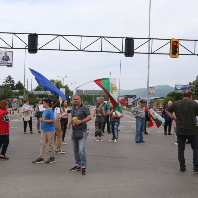 Жители на "Горубляне" подновяват блокадата на "Цариградско шосе" 