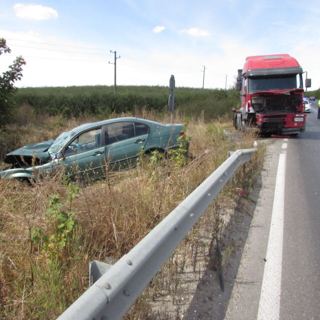Камион и лека кола се удариха челно на пътя Русе - Варна
