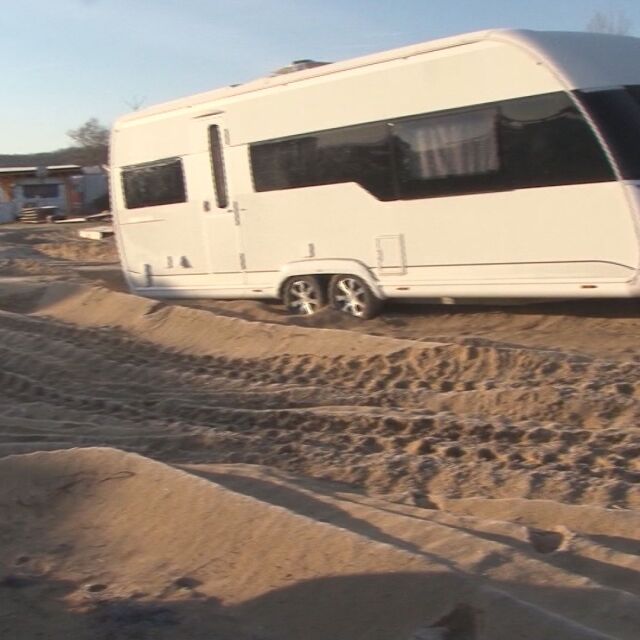 Съдът освободи от наказателна отговорност разоралите дюните край къмпинг „Смокиня”